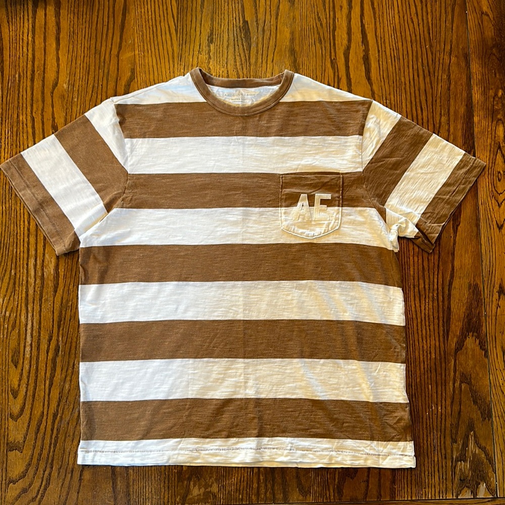 American Eagle Men’s T-shirt size XL, white and brown w/ pocket